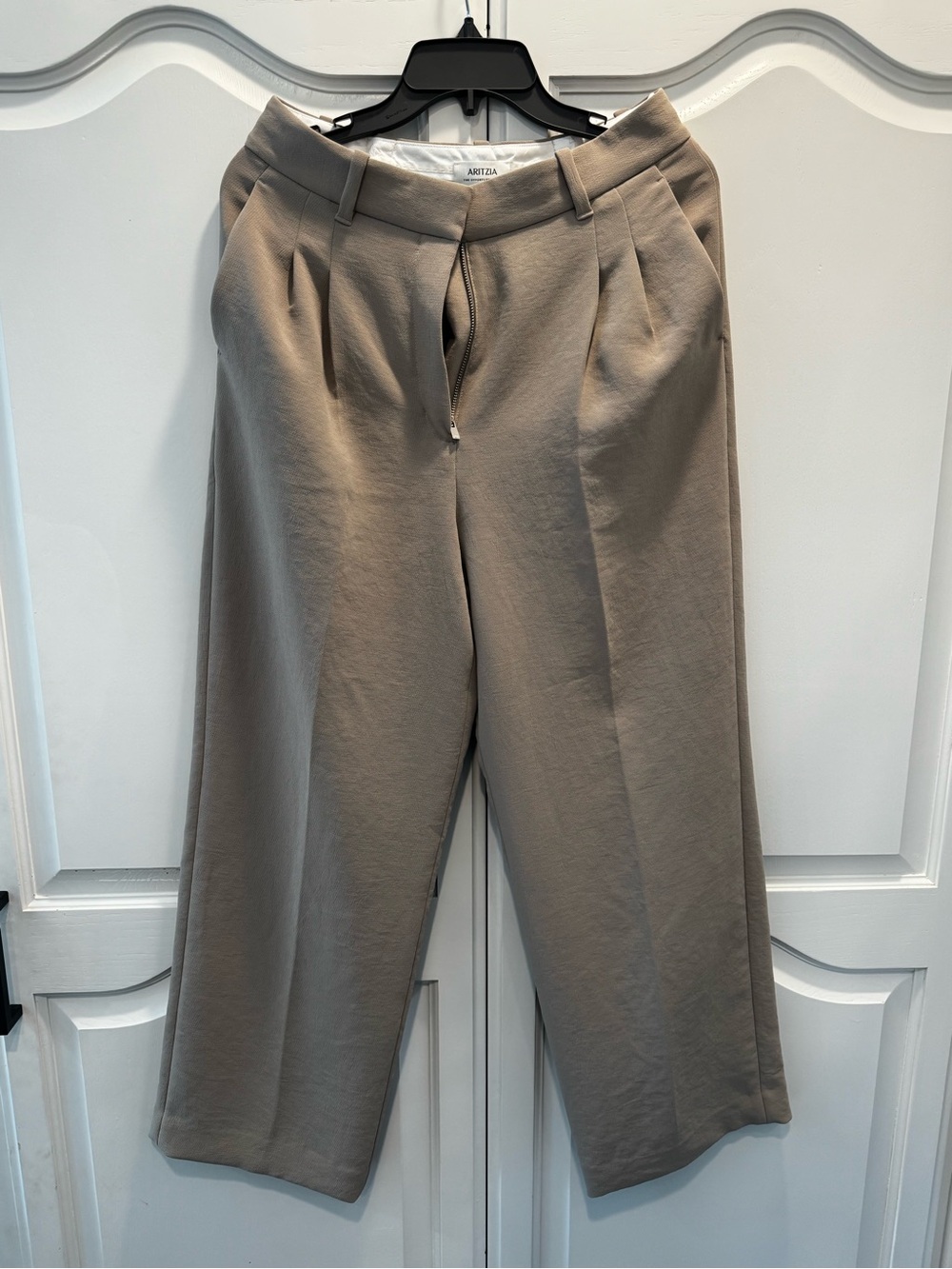 Aritzia Women's Taupe Pleated Pants
